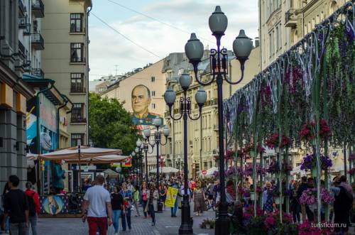 Напишите сочинение про улицу арбат на 80 слов ,на языке . заранее !