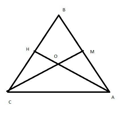 Высоты равнобедренного треугольника проведенные из вкршин при основании при пересечении образуют уго