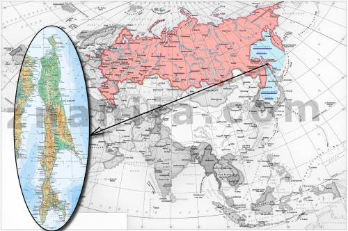 Крупнейший по площади и численности населения остров на востоке россии. этот остров омывается охотск