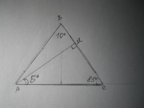 В равнобедренном треугольнике ABC величина угла вершины ∡ B = 10°. Определи угол основания AC с высо
