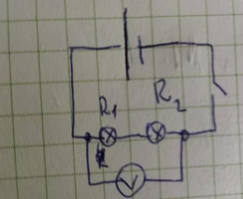 На рисунке изображена электрическая цепь, состоящая из источника тока, двух лампочек, вольтметра и к