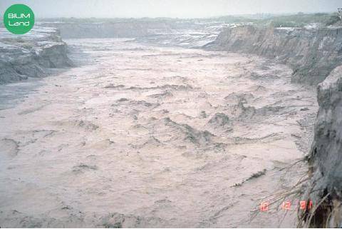 Определи по рисунку вид водной стихии. A) Определи вид водной стихии. B) Покажи в каких регионах стр