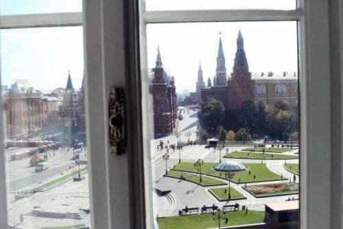 ПОЖАЙЛУСТА Задание 2 ( ).Beschreiben Sie diese Aussicht aus dem Fenster. Необходимо описать вид из о